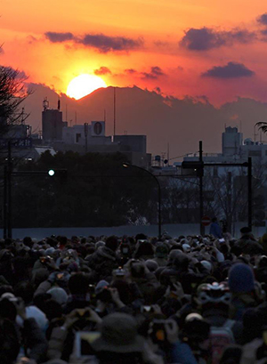 神宮外苑から富士山を臨むニワカカメラマン達
